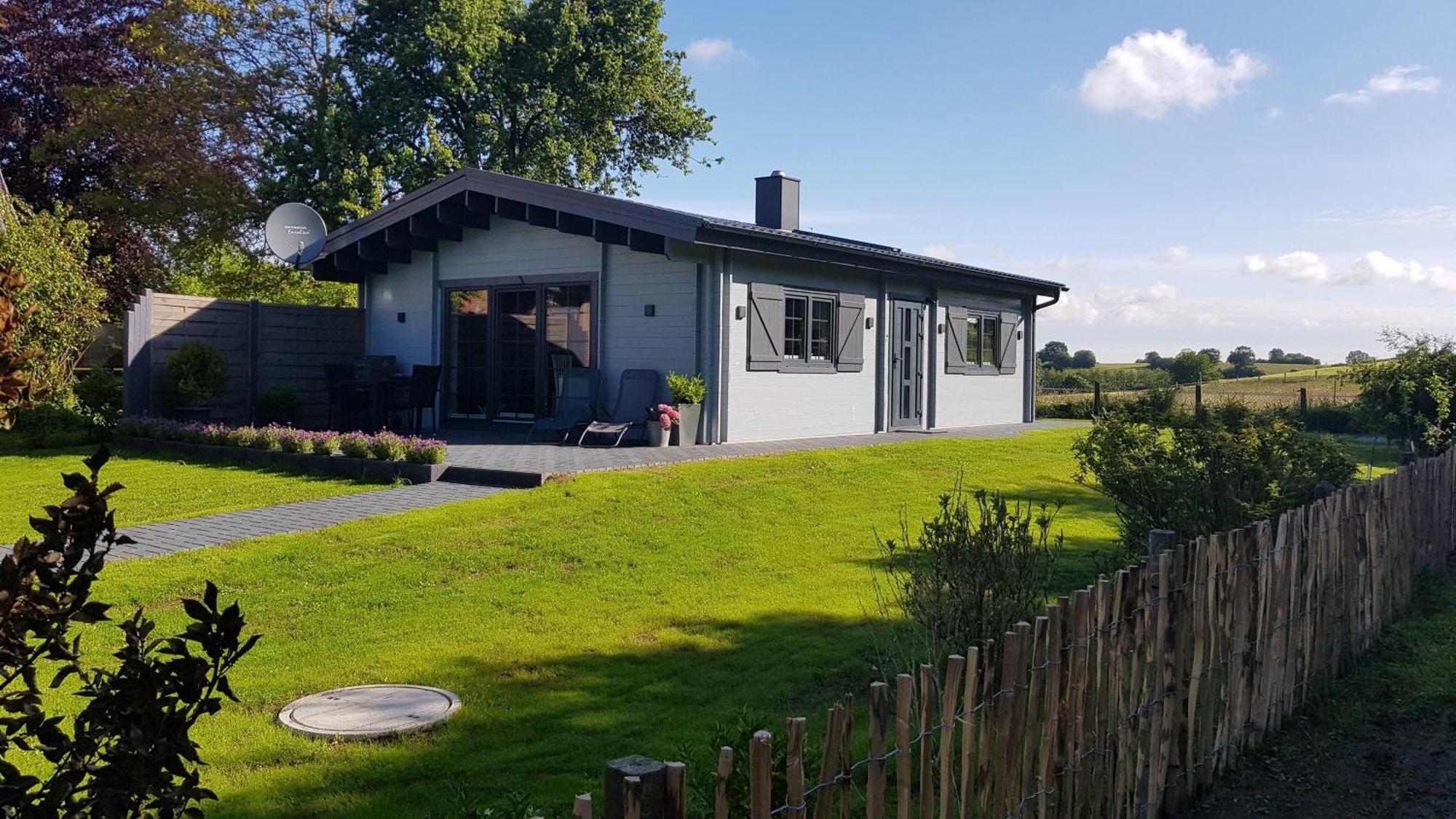 Idyllisches-Blockbohlenhaus-Mit-Eigenem-Garten-Und-Sauna-Zum-Wohlfuehlen Martensrade Extérieur photo